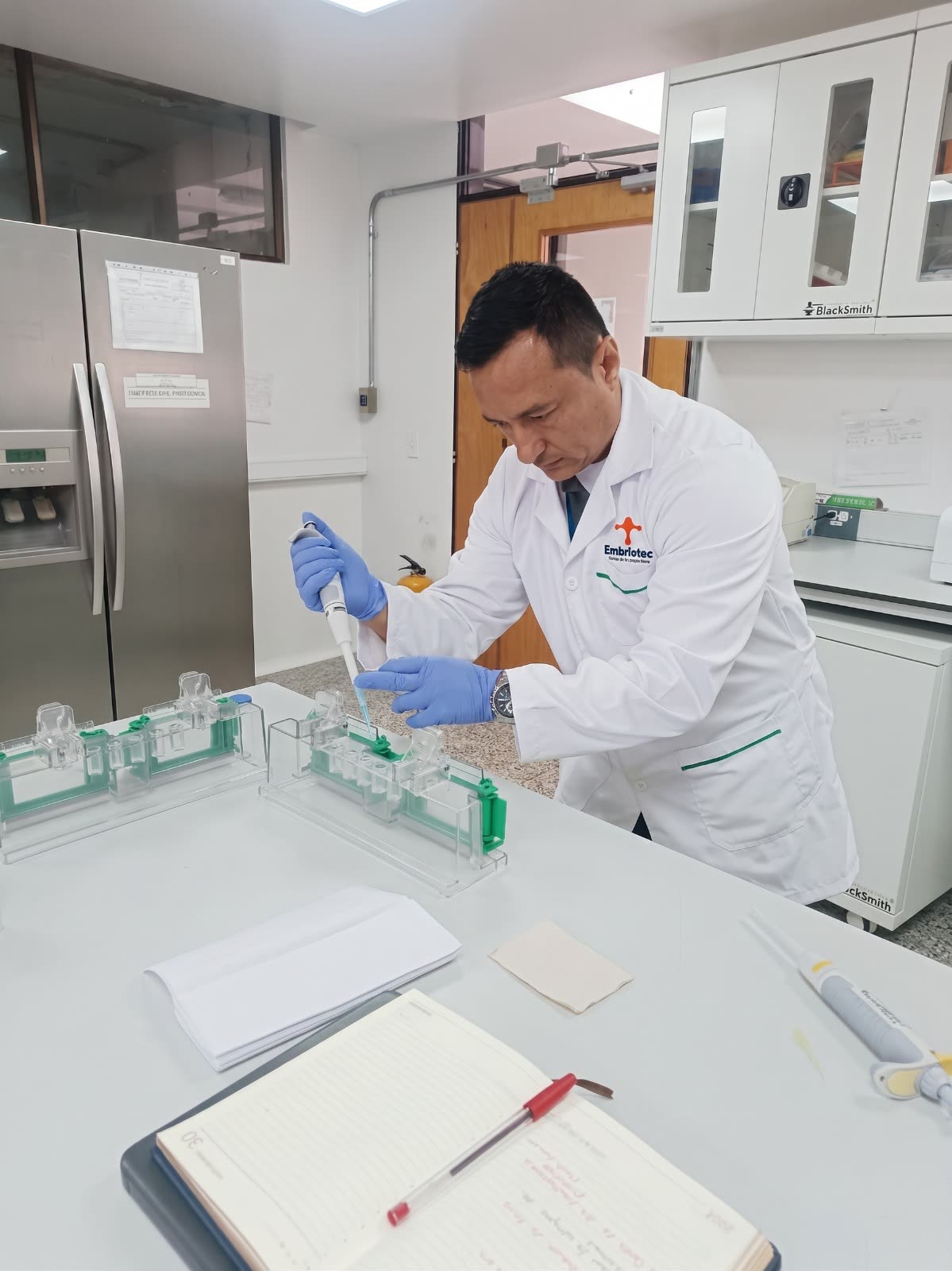 Equipo técnico de Embriotec en el laboratorio de genética